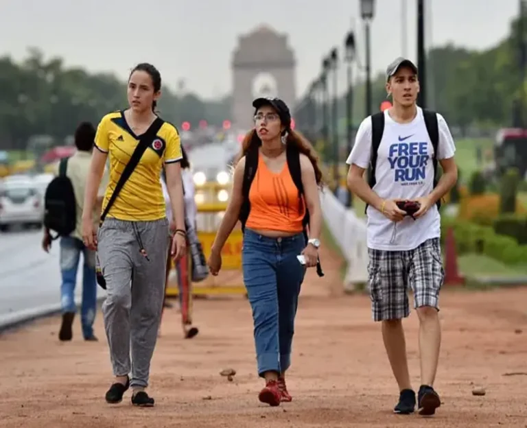 tourists-in-delhi-800x650